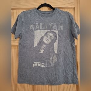 Womens gray, Aaliyah tshirt size large